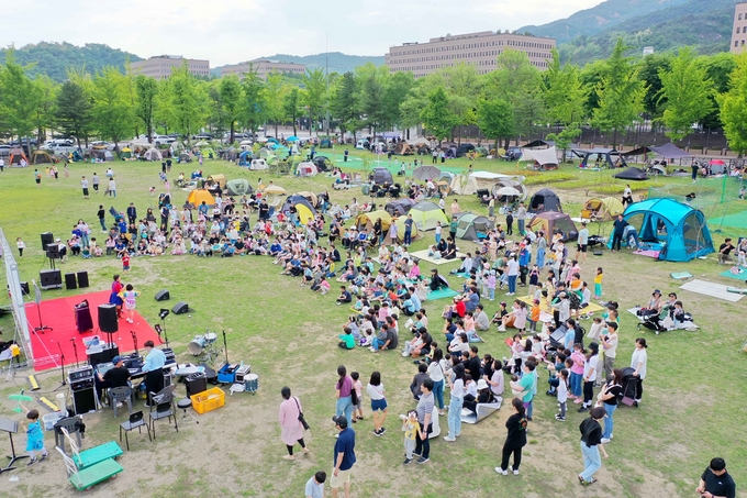 <strong>지난해 5월 정부과천청사 앞 유휴지에서 열린 캠핑행사에 참여한 시민들 모습. (사진=과천시 제공)</strong>