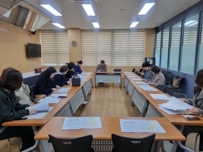 '2024학년도 1차 식재료 선정관리위원회' 모습.(사진=안양군포의왕과천 공동급식지원센터 제공)