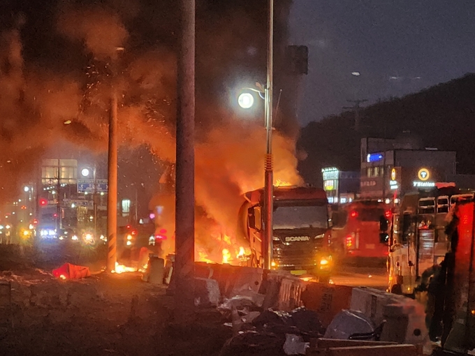 13일 오후 6시 32분쯤 인천 서구 왕길동의 한 도로를 달리던 유류 운반 차량에서 불이 났다. ( 사진 = 인천소방본부 제공 )