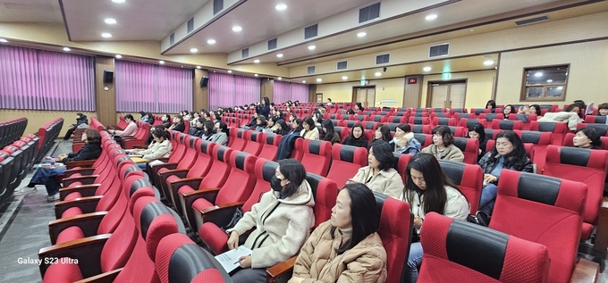 용인교육지원청이 새학년 유치원 교육과정 준비기간 교원 연수 및 협의회를 진행하고 있다. (사진=용인교육지원청 제공)