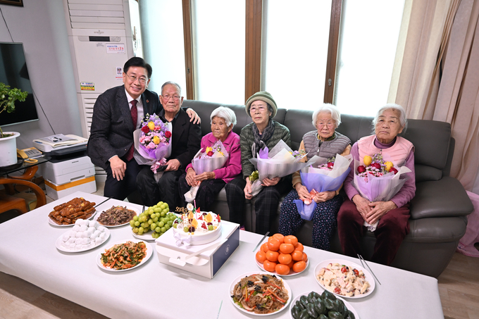 양평군 강하면 왕창1리 노인회가 90세 이상 장수 어르신을 위한 경로잔치를 열고 있다. (사진=양평군 강하면 행정복지센터 제공)
