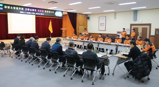 시흥소방서는 지난 13일 2층 대회의실에서 재향소방동우회 시흥지회와 간담회를 실시했다.(사진=시흥소방서 제공).