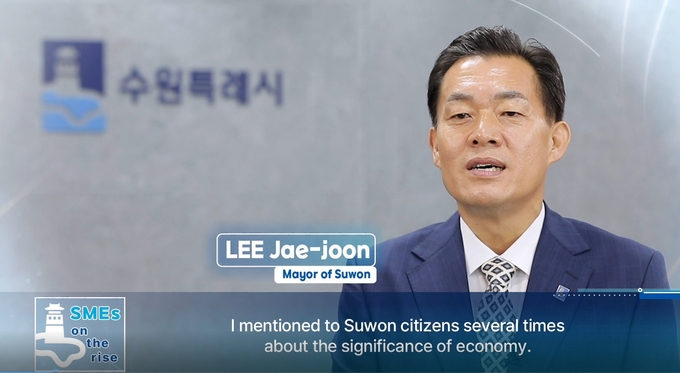이재준 수원시장이 아리랑TV에 나와 수원시 관련 발언을 하고 있다. (사진=수원시 제공)