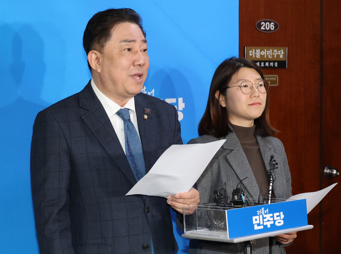 더불어민주당 김병기 의원과 박희정 중앙당공직선거후보자추천관리위원회 대변인이 15일 국회에서 3차 공관위 심사결과를 발표하고 있다. (사진=연합뉴스)