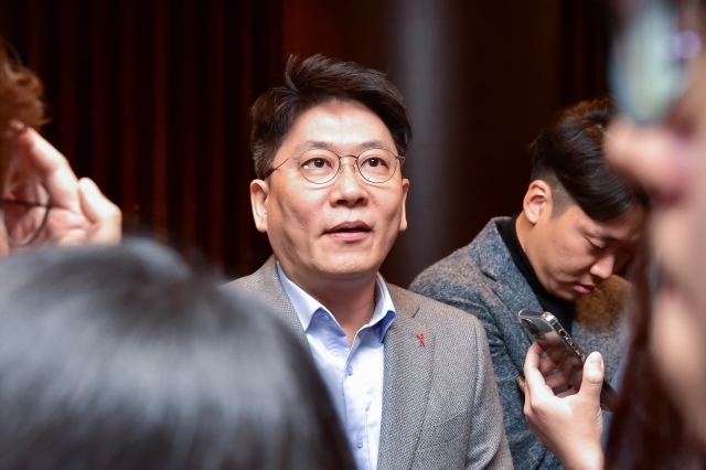 김동명 LG에너지솔루션 대표이사 사장이 15일 서울 서초구 JW메리어트 서울에서 열린 ‘2024 배터리 산업협회 이사회 총회’에서 취재진과 인터뷰를 하고 있다. (사진=LG에너지솔루션 제공)
