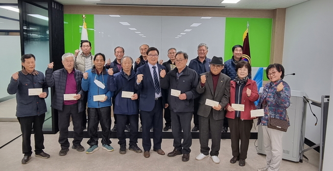 시흥시는 대한노인회 시흥시지회가 ‘SK에너지 행복나눔 난방유 지원사업’에 선정되면서 지난 14일 관내 우수 경로당 12곳에 개소별 60만 원, 총 720만 원 상당의 난방유 상품권을 전달했다. (사진=시흥시 제공)
