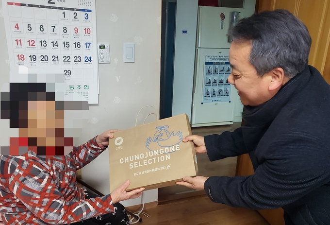 인천 남동구 만수6동 지역사회보장협의체 위원이 홀몸 노인에게 마을보듬이사업 물품을 전달하고 있다. ( 사진 = 남동구 제공 ) 