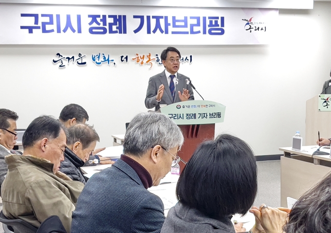 김문수 구리시 재정경제국장 정례 기자브리핑. (사진=구리시 제공) 