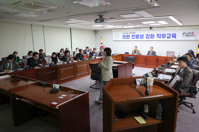 시흥시의회가 15일 의회운영위원회 회의장에서 2024년 첫 의원 전문성 강화 직무교육을 실시했다. (사진=시흥시의회 제공)
