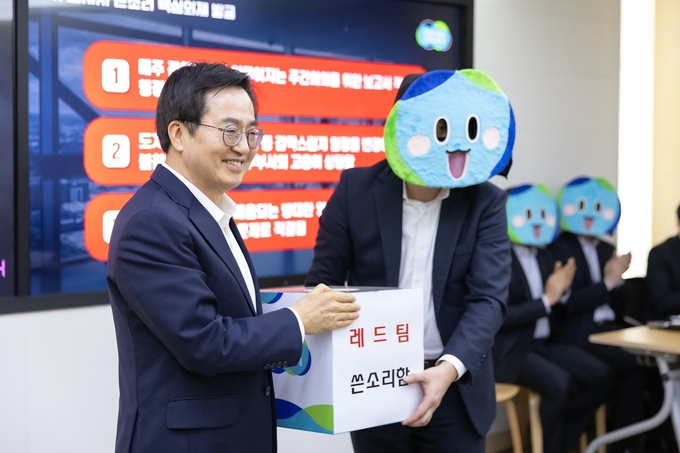 지난 14일 경기도 북부청사에서 열린 도정 열린회의에서 3기 레드팀이 김동연 경기도지사에게 ‘쓴소리함’을 전달하고 있다. (사진=경기도 제공)