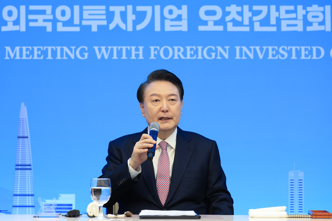 윤석열 대통령이 지난 14일 서울 중구 대한상공회의소 챔버라운지에서 외국인 투자기업 대표들과 연 오찬 간담회에서 발언하고 있다.
