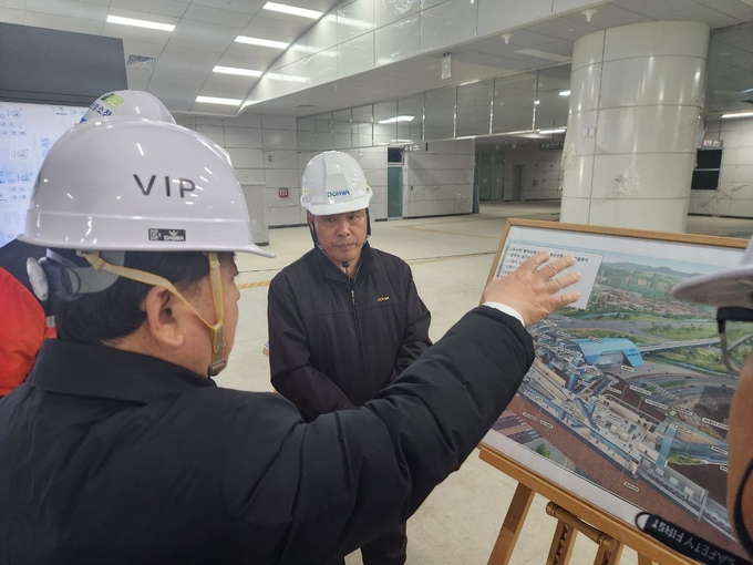 김병주 국회의원이 남양주 별내역 공사 현장을 방문해 진행상황을 점검하고 있다. (사진=김병주 의원실 제공)