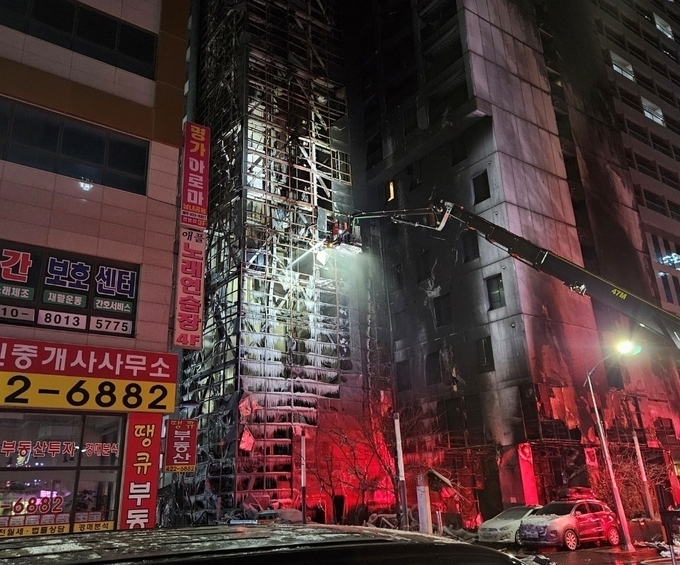 지난해 12월 17일 일어난 인천 남동구 논현동 그랜드팰리스 호텔 화재 이후 모습. ( 사진 = 유정희 기자 ) 