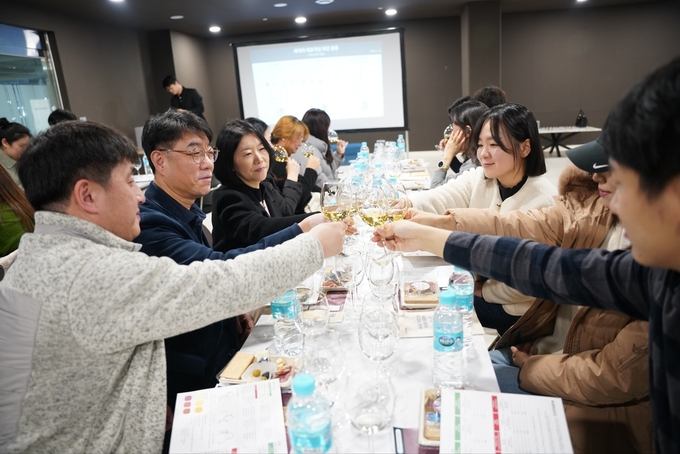 과천 푸르지오 라비엔오 입주민들이 와인을 시음하고 있는 모습. (사진=대우건설 제공)