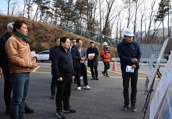 주광덕 남양주시장이 16일 국지도 98호선 건설공사 현장을 방문해 진행상황을 점검하고 있다. (사진=남양주시 제공)
