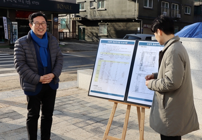 김한정(민주·경기남양주을) 국회의원이 16일 진접역 환승센터 운영 준비 상황을 점검하고 있다. (사진=김한정 의원실 제공)