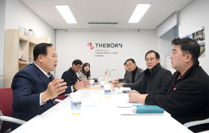 이권재 오산시장 등 관계자들이 핫플 예산시장 벤치마킹 현장방문해 예산군 기획실, 더본외식산업개발원 관계자들과 정책정책 제언을 청취하고 있다. (사진=오산시 제공)