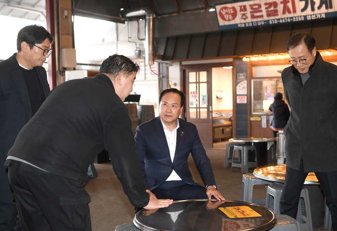 이권재 오산시장이 핫플 예산시장을 벤치마킹 현장방문하고 있다. (사진=오산시 제공)