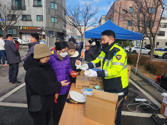 오산경찰서가 어르신 교통안전 홍보물품 배부 및 교통안전 수칙 홍보를 하고 있다.(사진=오산경찰서 제공)