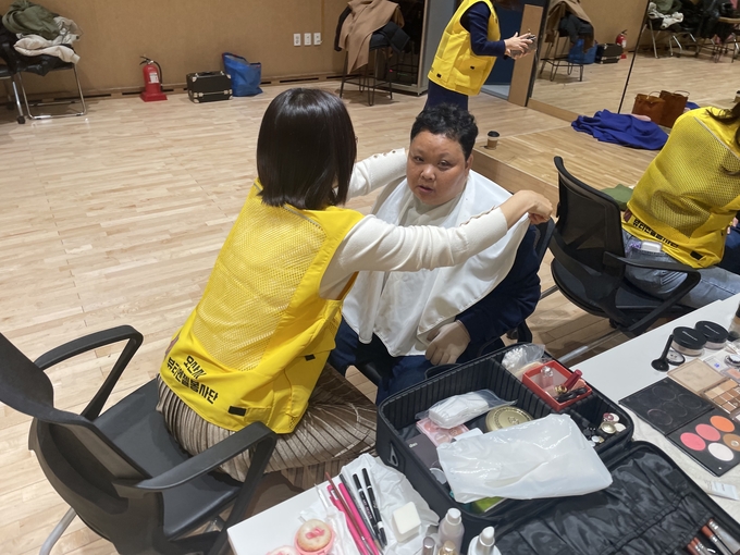 '뷰티엔젤' 이수자의 장애인 헤어·메이크업 지원 봉사사업. (사진=오산대학교 제공)