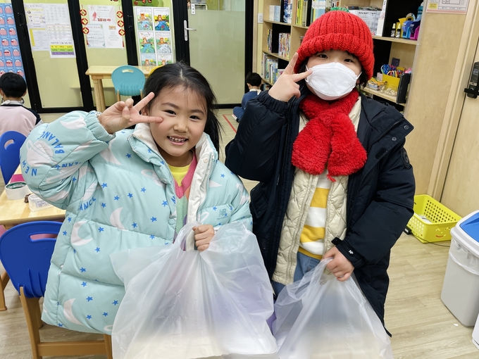 '디저트 카페&브런치 카페 창업과정' 이수자의 사랑의 도시락 전달. (사진=오산대학교 제공)