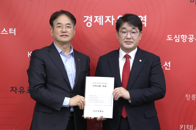 이동환 고양특례시장(왼쪽)과 배준영 국회의원(오른쪽). (사진=고양시 제공)