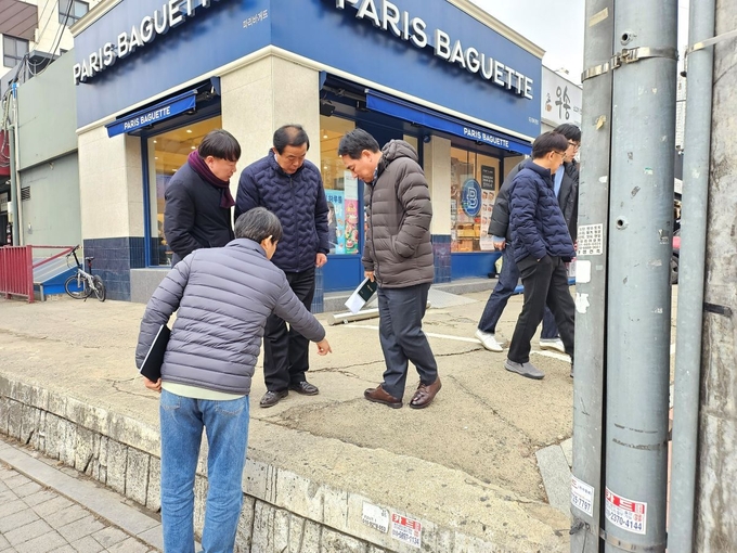권주홍 안양시 민원옴부즈만위원장(가운데)이 관계공무원과 함께 현장상황을 살펴보고 있다. (사진=안양시 제공)