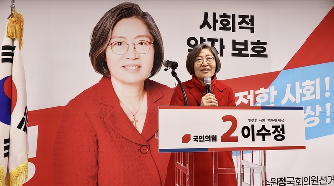 지난 17일 수원 매탄동 소재 선거사무소에서 이수정(국힘·수원정) 경기대 교수가 인사말을 하고 있다. (사진=이수정 교수 측 제공)