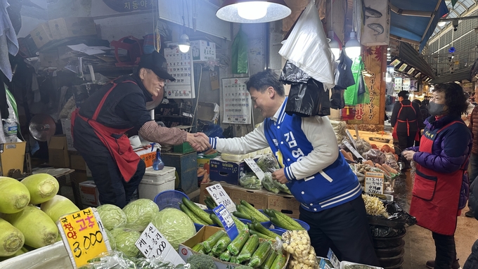 지난 17일 못골종합시장에서 김영진(민주·수원병) 국회의원이 시장 상인과 인사를 나누고 있다. (사진=김영진 의원 측 제공)