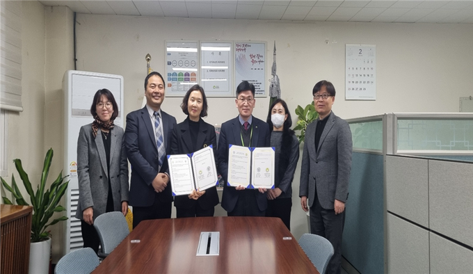 보훈원 관계자와 칼빈대 관계자들이 업무협약을 맺고 사진을 찍고 있다. (사진=보훈원 제공)