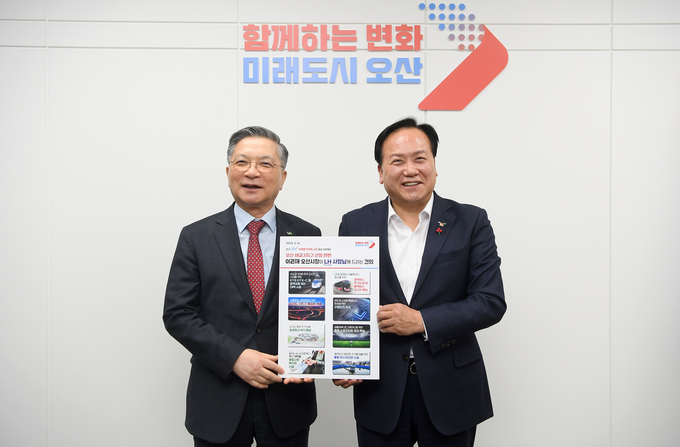 이권재 오산시장과 LH 이한준 사장이 함께 세교3지구 효율적 개발위한 현안간담회 개최후 기념촬영을 하고 있다. (사진=오산시 제공)