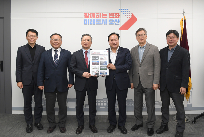 오산 이권재 오산시장 LH 이한준 사장 함께 임현석 스마트도시계획처장, 임홍상 국토도시기획처 국토도시계획1부장 등 신도시 관련 주요 담당자들이 배석했다.(사진=오산시 제공)