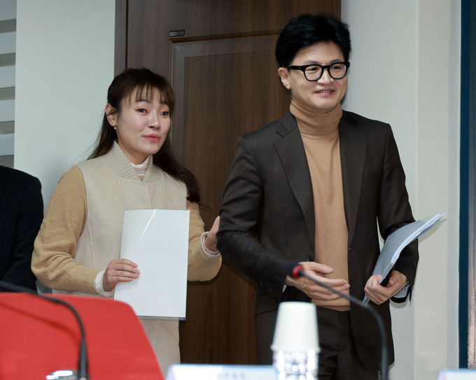 국민의힘 한동훈 비상대책위원장(오른쪽)과 김예지 비상대책위원. (사진=연합뉴스)
