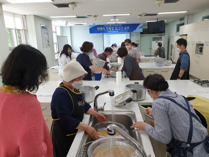 파주장단콩 전통장 교육 모습. (사진=파주시 제공)<br>
