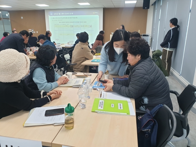 헬스케어 매너저들이 역할 등 교육을 받고 있다. ( 사진 = 강화군 제공 )