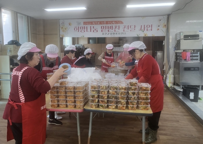 인천 옹진군 자원봉사센터는 지난 16일 영흥면을 시작으로 옹진군 7개 면에서 ‘2024 희망나눔 밑반찬 전달’사업을 시작했다. ( 사진 = 옹진군 제공 )