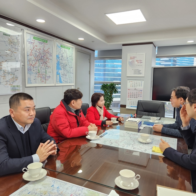 이행숙 국민의힘 서구을 예비후보가 19일 대도시권광역위원회 위원장을 만나 서울5호선 인천시안 노선의 확정을 요구하고 있다. ( 사진 = 이행숙 예비후보 선거사무소 제공 )