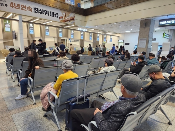 19일 아주대병원 수납센터 앞 진료를 마친 환자들이 수납순서를 기다리고 있다. (사진=이보현 기자)
