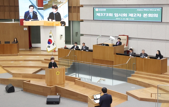 19일 경기도의회 본회의장에서 김선희(국힘·용인7) 경기도의회 의원이 김동연 경기도지사를 향해 질문을 하고 있다. (사진=경기도의회 제공)