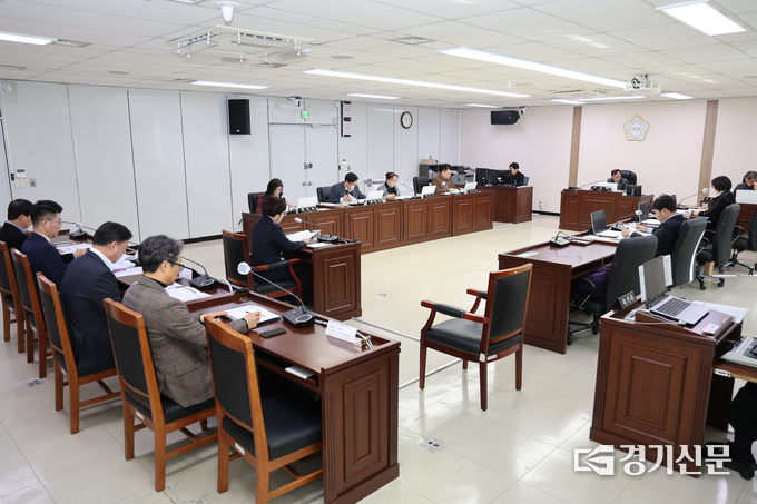 안성시의회 업무계획청취특별위원회에서 2024년도 주요업무계획을 청취하고 있다(사진=안성시의회 제공)