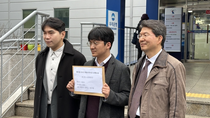(왼쪽부터)이철우 변호사, 김대근씨, 권혁근 변호사. (사진=이철우씨 제공)