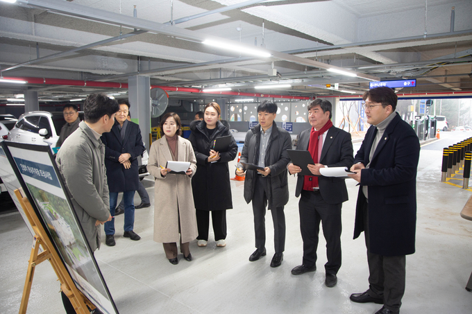 진접역 환승주차장 점검하는 남양주시의회 자치행정위원회. (사진=남양주시의회 제공)