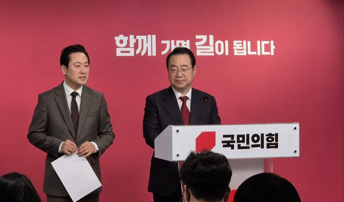 국민의힘 정영환 공천관리위원장(오른쪽)과 장동혁 사무총장. (사진=김한별 기자)