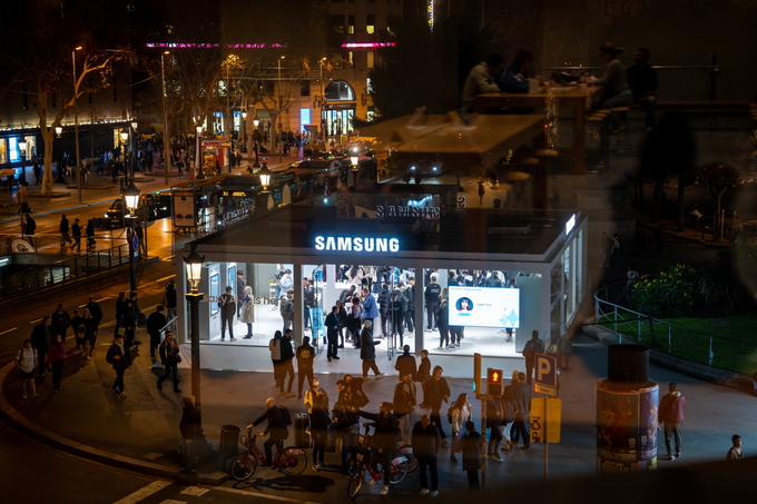 스페인 바르셀로나 카탈루냐 광장(Plaza de Catalunya)에서 운영 중인 '갤럭시 익스피리언스 스페이스' 전경. (사진=삼성전자 제공)