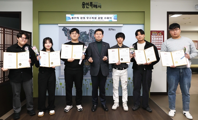 이상일 용인시장이 지역 내 대학 교양과목인 ‘용인학’의 2023년 2학기 우수 수료생 9명에게 표창을 하고 있다. (사진=용인시 제공)<br>
