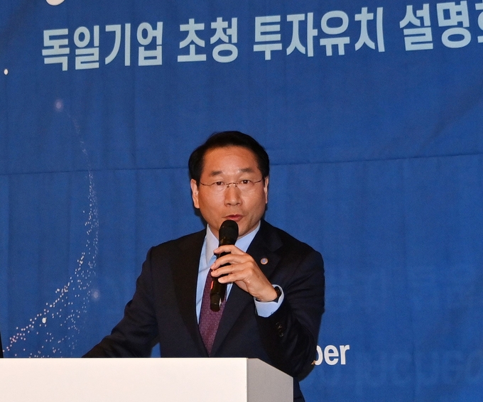 유정복 인천시장이 2022년 11월 독일 프랑크푸르트에서 열린 '독일기업 초청 투자설명회'에서 인사말을 하고 있다. ( 사진 = 인천시 제공 )