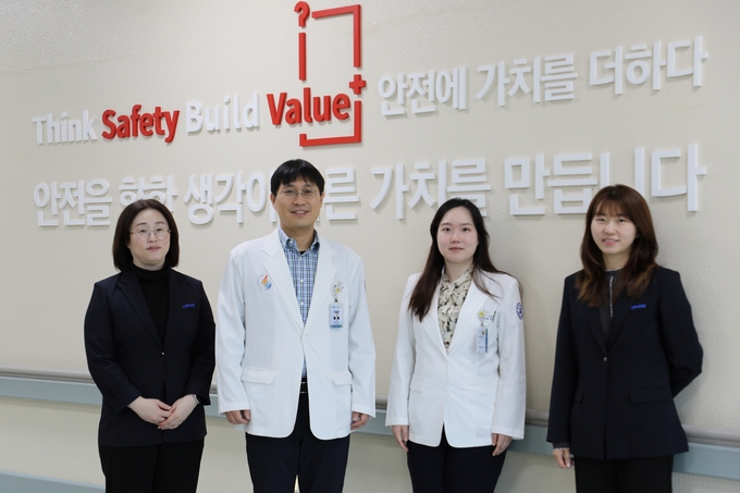 세계 최초 갑상선암 수술을 성공리에 마친 인하대병원 외과 이진욱 교수(왼쪽 두번째)와 이선민 교수( 오른쪽 두번째)가 기념촬영을 하고 있다. ( 사진 = 인하대병원 제공 )