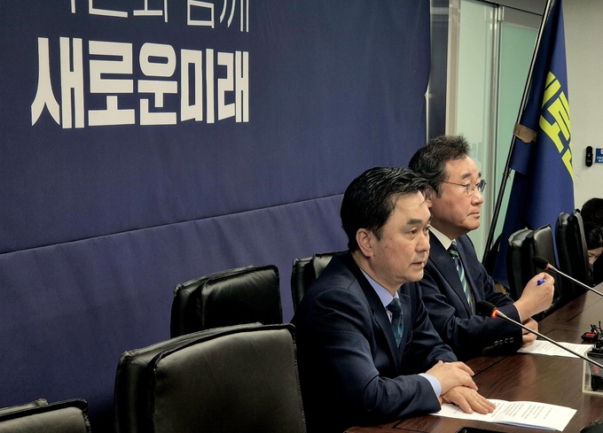 개혁신당 이낙연 공동대표(오른쪽) 김종민 최고위원이 20일 새로운미래 여의도 중앙당사에서 기자회견을 열고 개혁신당과의 통합신당 합의 철회 입장을 밝히고 있다. (사진=김한별 기자)
