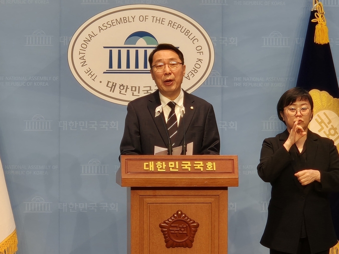 윤영찬(민주·성남중원) 국회의원이 20일 국회 소통관에서 기자회견을 열고 공천 심사 결과 하위 10% 통보 관련 발언을 하고 있다. (사진=김한별 기자) 