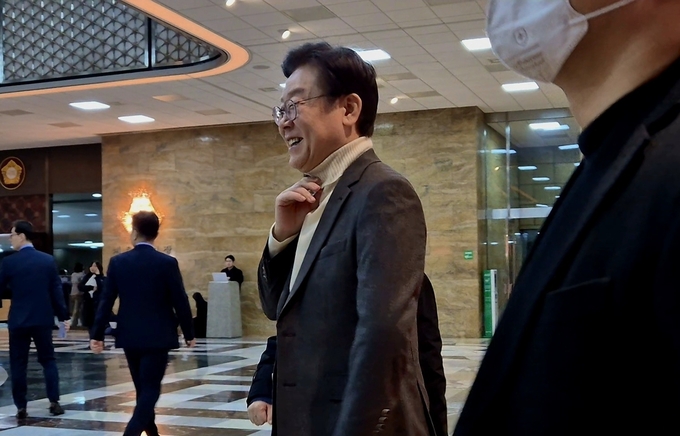 이재명 더불어민주당 대표가 20일 국회 본회의장으로 들어서며 웃음 짓고 있다. (사진=김한별 기자)
